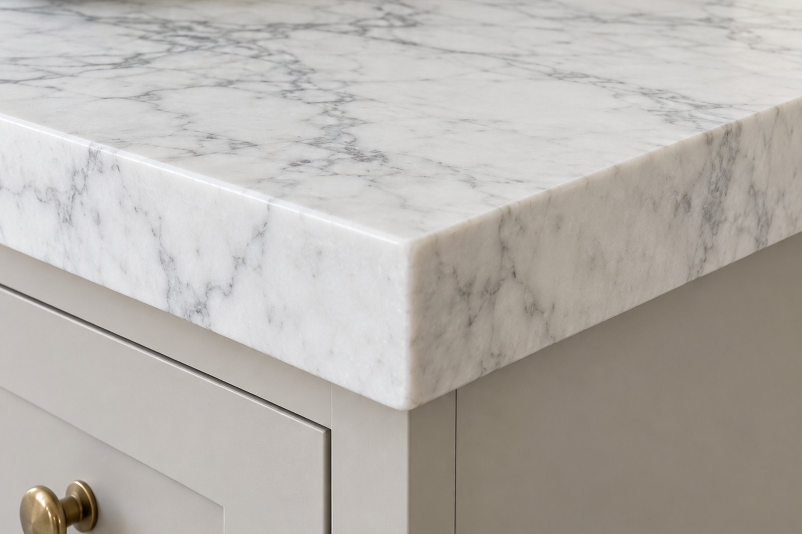 The corner of a Calacatta marble countertop with an eased edge in a bright kitchen, design visualisation by Studio Sakaia.