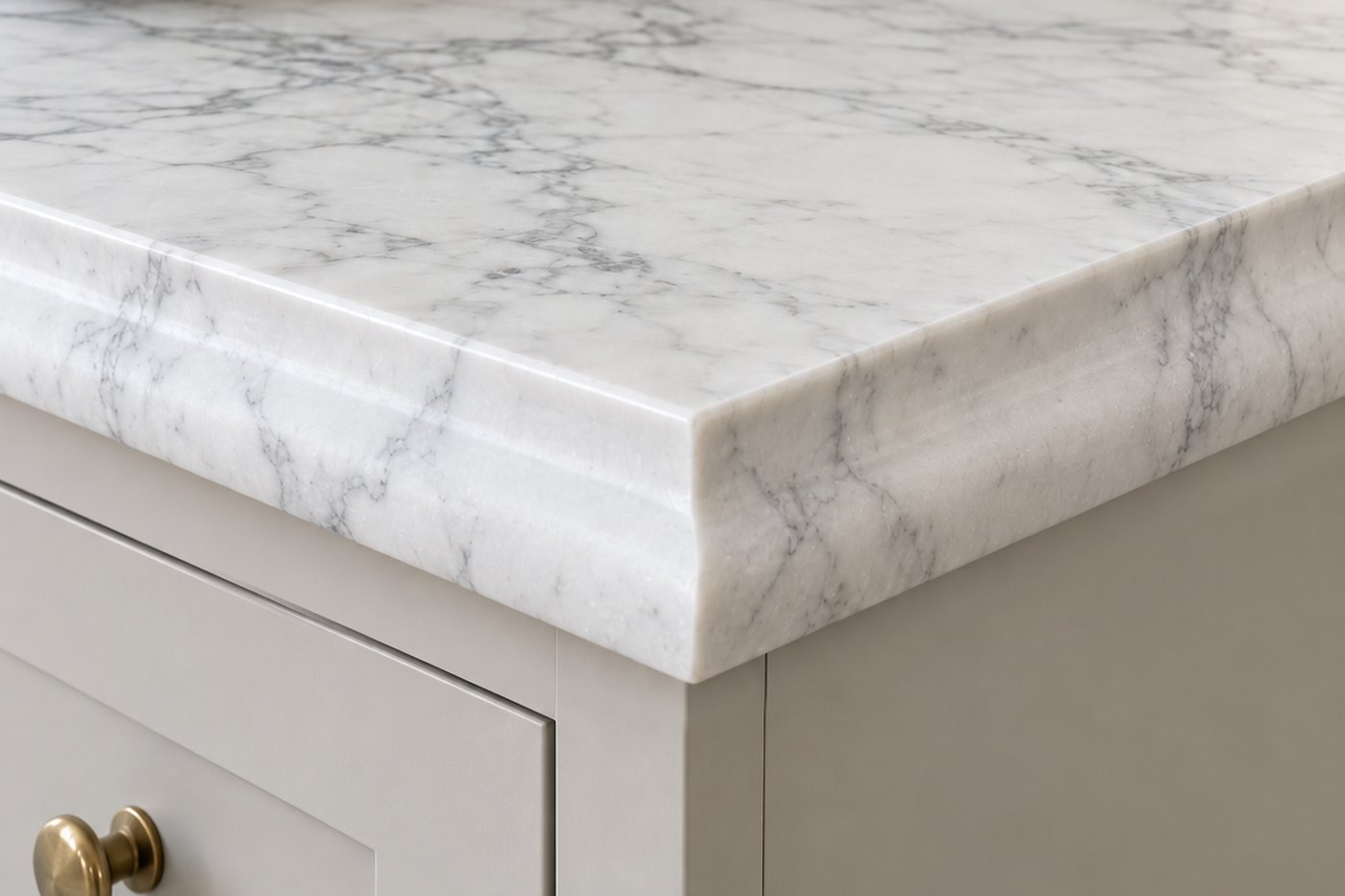 The same Calacatta countertop corner finished with an ogee edge, design visualisation by Studio Sakaia.
